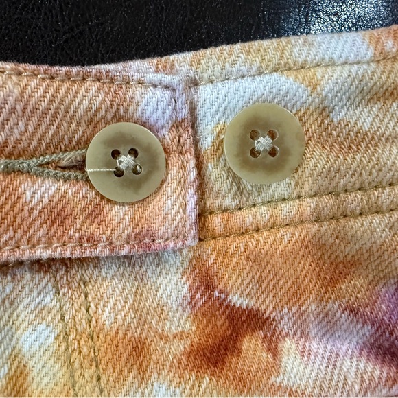 We The Free She's A Legend Orange Apricot Tie-Dye
Bermuda Shorts Size 12 - Picture 10 of 16